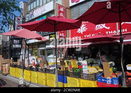 Toronto, Kanada - 25. September 2020: Toronto hat eine große Einwandererbevölkerung und ein großes und buntes Zentrum ethnischen Einkaufsviertel, mit Chines Stockfoto