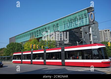 Toronto, Kanada - 25. September 2020: Blick auf den Campus der Universität von Toronto in der Innenstadt von seinem westlichen Eingang auf Spadina Avenue, mit der LIGH Stockfoto