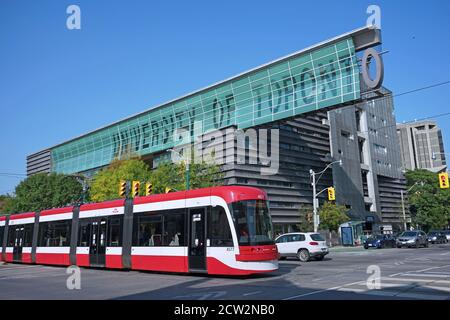 Toronto, Kanada - 25. September 2020: Blick auf den Campus der Universität von Toronto in der Innenstadt von seinem westlichen Eingang auf Spadina Avenue, mit der LIGH Stockfoto