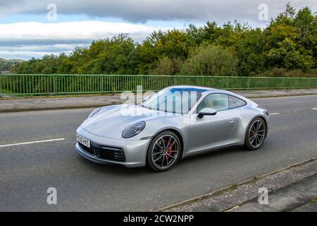 2020 Silber Porsche 911 Carrera 4S S-A; Fahrzeugverkehr, bewegliche Fahrzeuge, Autos, Fahrzeug fahren auf britischen Straßen, Motoren, Fahren auf der Autobahn M6 Straßennetz. Stockfoto