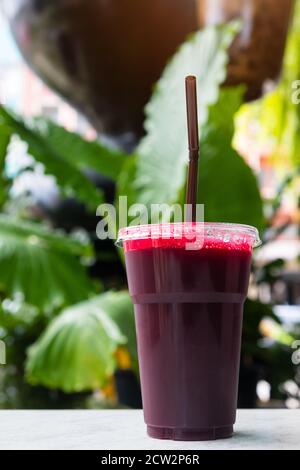 Frischer Rübensaft im Glas auf dem Tisch mit Grün Natur Hintergrund Stockfoto