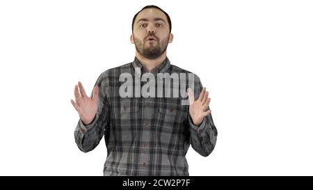 Sprechender junger Mann, der etwas erklärt und auf die Seite zeigt Stockfoto