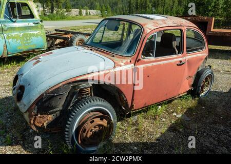 Cassiar, British Columbia, Kanada - 24. Juli 2017: Ein verlassener Volkswagen Beetle in einem Schrottplatz Stockfoto