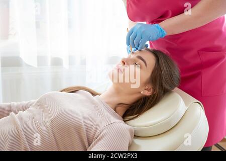 Professionelle Augenbrauenkorrektur im Schönheitssalon Stockfoto