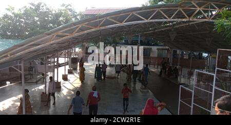 DISTRIKT KATNI, INDIEN - 15. DEZEMBER 2019: Indische Dorfbewohner drängen sich am Bahnhof. Stockfoto