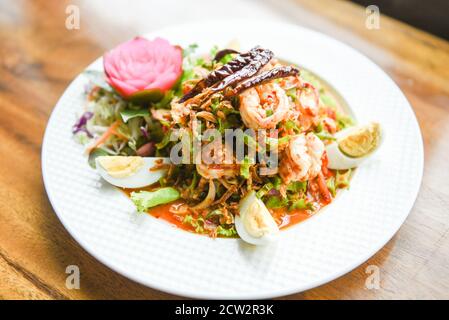 Wing Bohne Shrimp Salat würzig mit gekochten Eiern auf weiß Teller / Garnelen Garnelen Meeresfrüchte Salat Thai-Essen Stockfoto