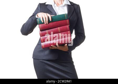 Zugeschnittenes Foto einer Geschäftsfrau oder eines Gesetzmädchens, das einen Stapel Bücher hält. Bild auf weißem Hintergrund. Stockfoto