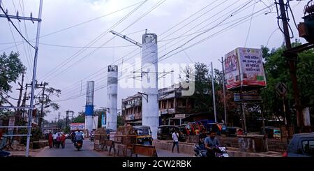 DISTRIKT KATNI, INDIEN - 12. DEZEMBER 2019: Asiatische Transportleute drängen auf Straße. Stockfoto