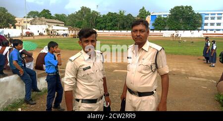 STADT KATNI, INDIEN - 15. AUGUST 2019: Indische Polizeibeamte stehen auf forester Stadt Sportplatz während der Unabhängigkeit Tag Programm. Stockfoto