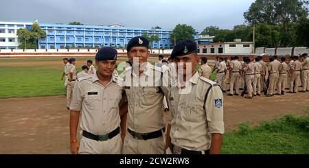 CITY KATNI, INDIEN - 15. AUGUST 2019: Indische Polizeibeamte stehen zusammen auf dem städtischen Sportplatz während des Unabhängigkeitstages Programmprobe. Stockfoto