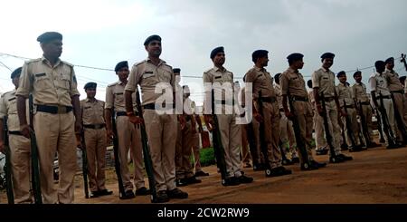 CITY KATNI, INDIEN - 15. AUGUST 2019: Indische Polizisten stehen während des Unabhängigkeitstages auf dem Försterstädter Sportplatz für Proben. Stockfoto