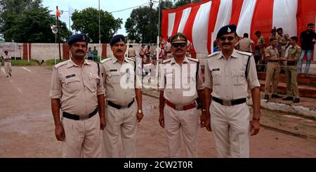 STADT KATNI, INDIEN - 15. AUGUST 2019: Indische Polizeibeamte, die während des Unabhängigkeitstages auf dem foresterstädtischen Sportplatz zusammen stehen. Stockfoto