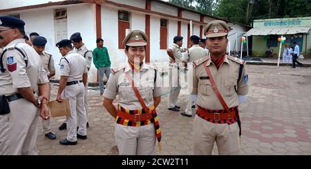 CITY KATNI, INDIEN - 15. AUGUST 2019: Indische Polizei IPS Dame und Herren Offiziere stehen auf Förster Stadt Sportplatz während der Unabhängigkeit Tag PR Stockfoto