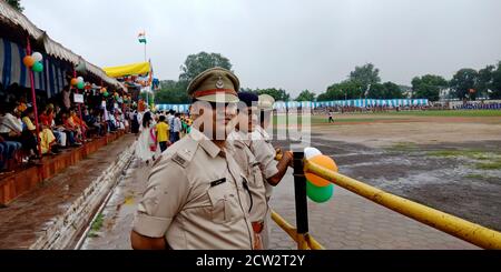 STADT KATNI, INDIEN - 15. AUGUST 2019: Indische Polizeibeamte im Dienst für Unabhängigkeitstag Programm. Stockfoto