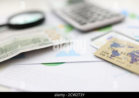 Auf dem Tisch amerikanische Dollar Plastikkarten und Taschenrechner und Lupe. Stockfoto