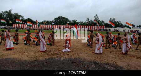 CITY KATNI, INDIEN - 15. AUGUST 2019: Indische Schüler Teilnahme für traditionellen Tanz auf Förster Stadt Sportplatz während der Unabhängigkeit Tag p Stockfoto