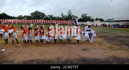 CITY KATNI, INDIEN - 15. AUGUST 2019: Indische Schule weibliche Studenten Gruppe Teilnahme für traditionellen Tanz auf Förster Stadt Sportplatz während indep Stockfoto