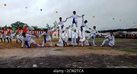 CITY KATNI, INDIEN - 15. AUGUST 2019: Indische Schüler Teilnahme für traditionellen Tanz auf Förster Stadt Sportplatz während der Unabhängigkeit Tag p Stockfoto