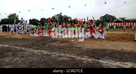 CITY KATNI, INDIEN - 15. AUGUST 2019: Indische Schüler Teilnahme für traditionellen Tanz auf Förster Stadt Sportplatz während der Unabhängigkeit Tag p Stockfoto