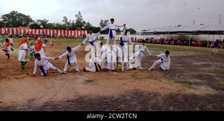 CITY KATNI, INDIEN - 15. AUGUST 2019: Indische Schule männlichen Schüler Teilnahme für traditionellen Tanz auf Förster Stadt Sportplatz während der Unabhängigkeit Stockfoto