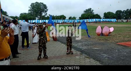 STADT KATNI, INDIEN - 15. AUGUST 2019: Indische Schulkinder auf Armee Uniform für Unabhängigkeit Tag Programm auf dem Boden. Stockfoto