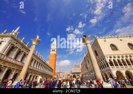 3.05.2017 - Massen von Touristen erkunden Piazza San Marco (St. Markusplatz) in Venedig, Italien Stockfoto