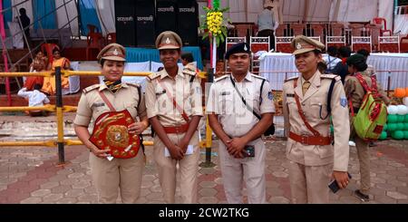 STADT KATNI, INDIEN - 15. AUGUST 2019: Indische Polizeibeamte, die während des Unabhängigkeitstages auf dem foresterstädtischen Sportplatz stehen. Stockfoto