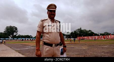 STADT KATNI, INDIEN - 15. AUGUST 2019: Indische Polizei Unterinspektor im Dienst für Unabhängigkeit Tag Programm. Stockfoto