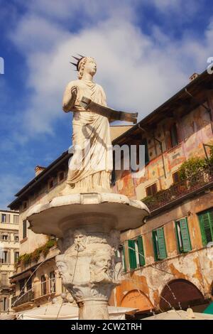 Fontana dei Madonna Verona mit den Mazzanti Häusern in der Hintergrund Stockfoto