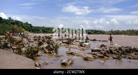 STADT JABALPUR, INDIEN - 18. AUGUST 2019: Indische Menschen genießen am Narmada River in Bhedaghat rund Dhuandhar Wasserfall. Stockfoto