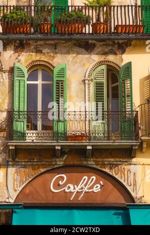 Ein Cafe, Teil der Mazzanti Häuser in Verona, Italien - 25. Oktober 2014 Stockfoto