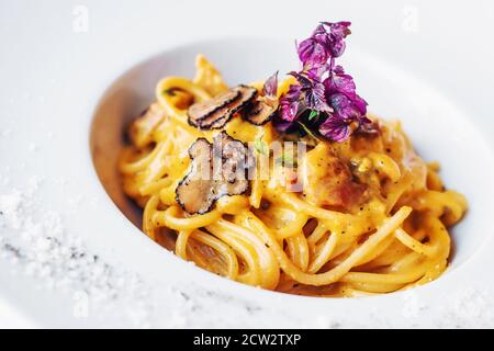 Cremige toskanische Pasta mit Trüffeln (selektiver Fokus) Stockfoto