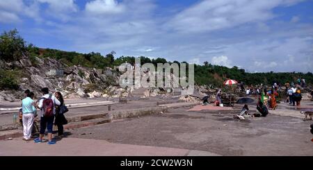 STADT JABALPUR, INDIEN - 18. AUGUST 2019: Narmada River Bank in Bhedaghat rund Dhuandhar Wasserfall. Stockfoto