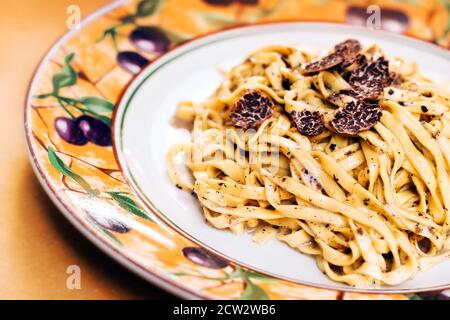 Tagliatelle mit schwarzem Trüffel, flacher DOF Stockfoto