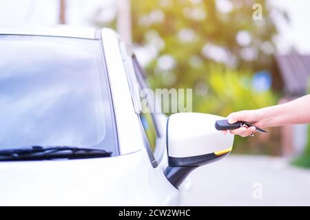 Nahaufnahme Frau Hand hält die Fernbedienung Auto Alarmanlagen Stockfoto