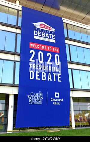 Ein vierstöckiges Banner begrüßt die Menschen zur Präsidentendebatte 2020 im Samson Pavilion auf dem Case Western Health Education Campus in Cleveland, Ohio, USA. Die Debatte, die am 29. September 2020 stattfand, ist die erste von drei Präsidentschaftsdebatten zwischen dem Demokraten Joe Biden und dem Republikaner Donald Trump. Stockfoto