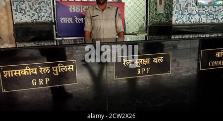 DISTRIKT JABALPUR, INDIEN - 07. AUGUST 2019: Indischer Eisenbahn-Polizeibeamter im Dienst am Bahnhofssteig. Stockfoto
