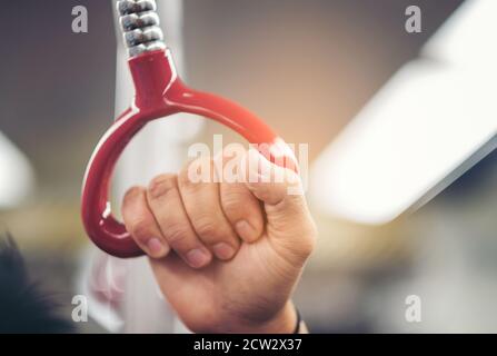 Personen, die die Hand an einem Griff in einem Zug halten Stockfoto