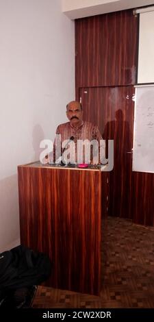 DISTRIKT KATNI, INDIEN - 17. SEPTEMBER 2019: Ein indischer reifer Mann steht auf dem Podium zur Präsentation. Stockfoto