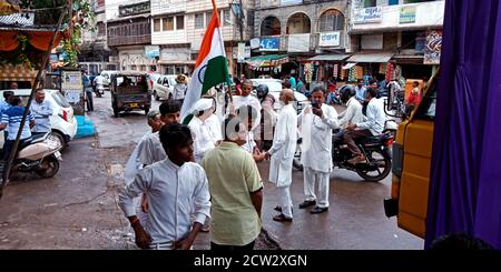 DISTRIKT KATNI, INDIEN - 02. OKTOBER 2019: Indische Schulkinder nehmen an der Roadshow für Mahatma Gandhi Jayanti nationale Veranstaltungen Teil. Stockfoto