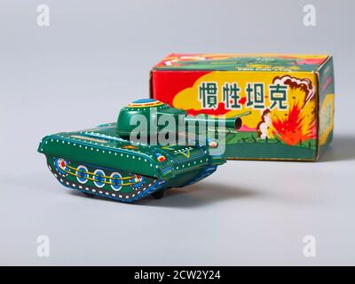 Seltene und alte Militärfahrzeug Zinn Spielzeug Tank und seine Box. Hergestellt in china Stockfoto