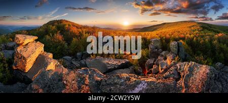 Berg dramatische Sonnenuntergänge Panorama von Gipfel, Vtacnik Landschaft - Slowakei Stockfoto