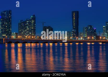 Skyline von Miami City von der Biscayne Bay aus gesehen. Miami Night. Stockfoto