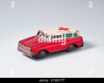 Zinn Spielzeug Krankenwagen vintage van mit rotem Kreuz Symbol Stockfoto