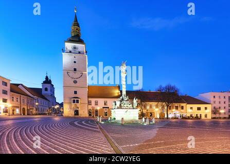 Trnava Stadt - Slowakei, Hauptplatz mit Turm Stockfoto