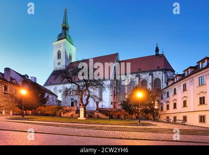 St. Martins-Kathedrale in Bratislava in der Nacht, Slowakei Stockfoto