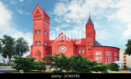 Rote Kirche oder Kirche des Heiligen Simon und Helen auf dem Unabhängigkeitsplatz in Minsk, Weißrussland Stockfoto