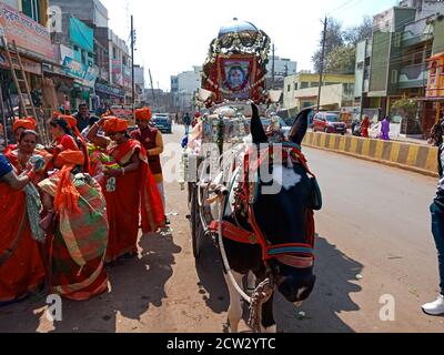 BEZIRK KATNI, INDIEN - 09. FEBRUAR 2020: Asiatische traditionelle Menschen mit Pferd Teilnahme religiöse Kundgebung auf der Straße nach jagannath Rath yatra. Stockfoto