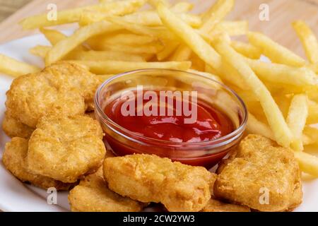 Nahaufnahme von leckeren Chicken Nuggets und pommes Frites mit Ketchup Stockfoto