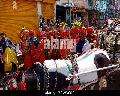 BEZIRK KATNI, INDIEN - 09. FEBRUAR 2020: Asiatische traditionelle Menschen mit Pferd Teilnahme religiöse Kundgebung auf der Straße nach jagannath Rath yatra. Stockfoto